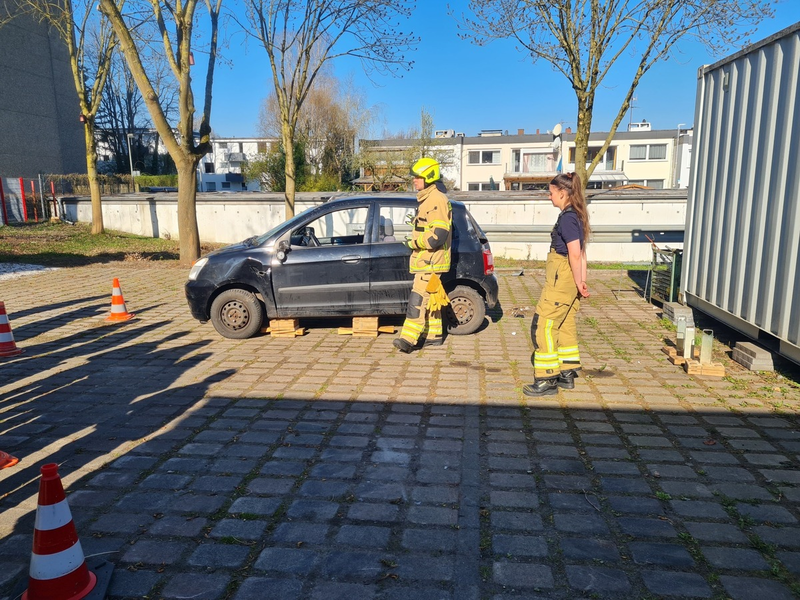 FW Paderborn: Girls'Day bei der Feuerwehr Paderborn - Ein spannender Tag voller neuer Eindrücke - Foto: presseportal.de