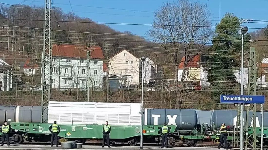 Bundespolizeidirektion München: Bilanz der Landes- und Bundespolizei zum Rückführungstransport von Abfällen aus der Wiederaufarbeitung aus dem englischen Sellafield in das niederbayerische Zwischenlager Isar - Bild: presseportal.de