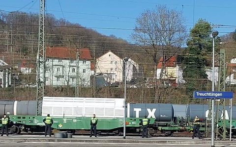 Bundespolizeidirektion München: Bilanz der Landes- und Bundespolizei zum Rückführungstransport von Abfällen aus der Wiederaufarbeitung aus dem englischen Sellafield in das niederbayerische Zwischenlager Isar - Foto: presseportal.de