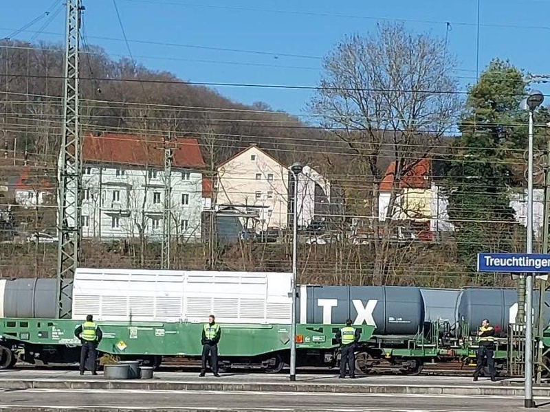 Bundespolizeidirektion München: Bilanz der Landes- und Bundespolizei zum Rückführungstransport von Abfällen aus der Wiederaufarbeitung aus dem englischen Sellafield in das niederbayerische Zwischenlager Isar - Foto: presseportal.de