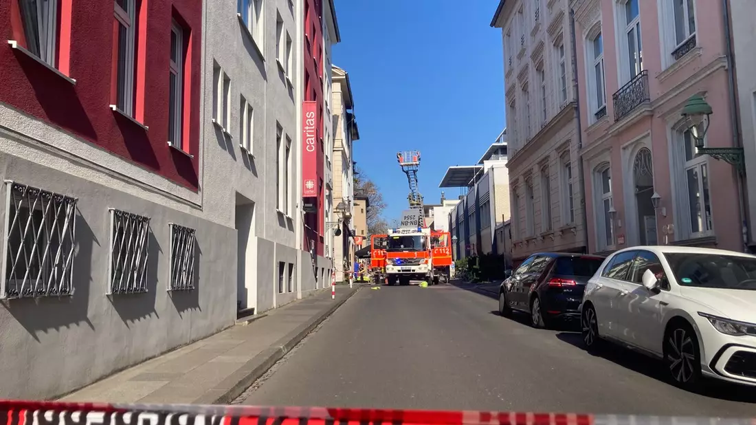 FW-BN: Wohnungsbrand in Dachgeschosswohnung - Bewohnerin in letzter Sekunde durch die Feuerwehr von Balkon gerettet - Bild: presseportal.de