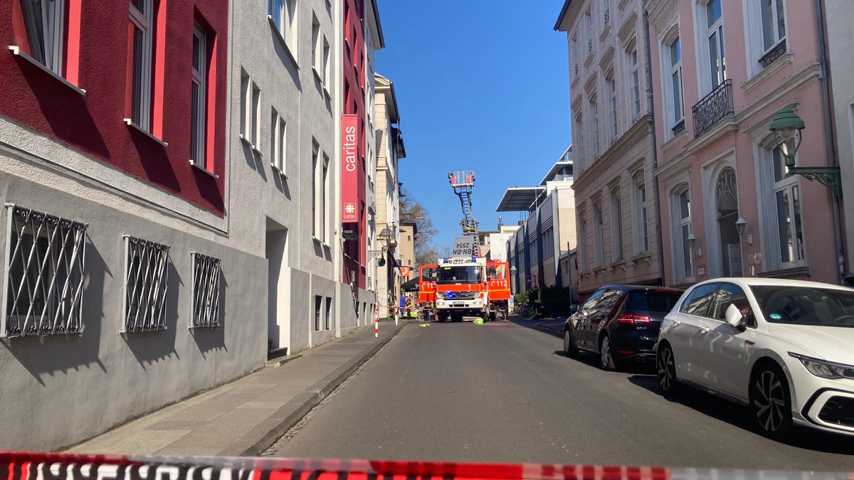 FW-BN: Wohnungsbrand in Dachgeschosswohnung - Bewohnerin in letzter Sekunde durch die Feuerwehr von Balkon gerettet - Foto: presseportal.de