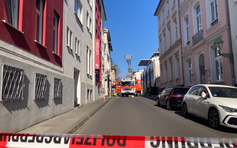 FW-BN: Wohnungsbrand in Dachgeschosswohnung - Bewohnerin in letzter Sekunde durch die Feuerwehr von Balkon gerettet - Foto: presseportal.de