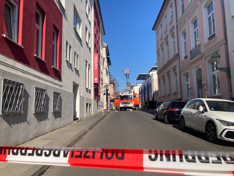 FW-BN: Wohnungsbrand in Dachgeschosswohnung - Bewohnerin in letzter Sekunde durch die Feuerwehr von Balkon gerettet - Foto: presseportal.de