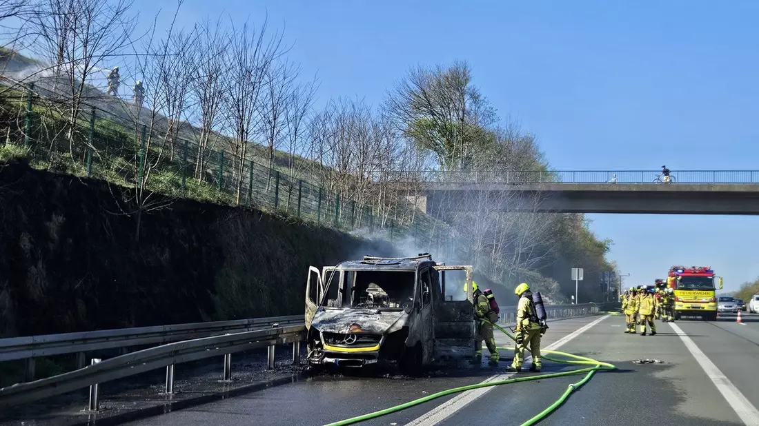FW Ratingen: Brennender Abschleppwagen auf BAB 3 in Ratingen - Bild: presseportal.de