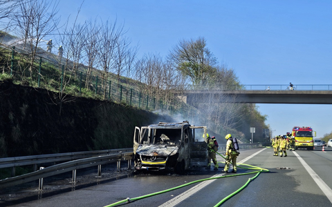 FW Ratingen: Brennender Abschleppwagen auf BAB 3 in Ratingen - Foto: presseportal.de