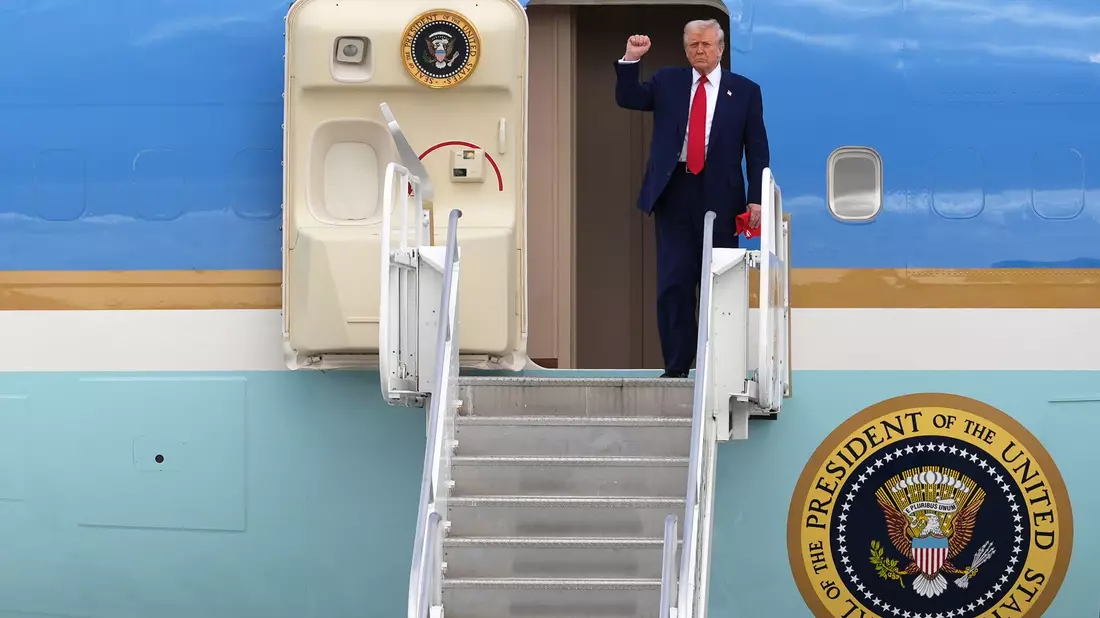 Trump: «Wir haben uns selbst auf den Fahrersitz gesetzt.» - Bild: Rebecca Blackwell/AP/dpa