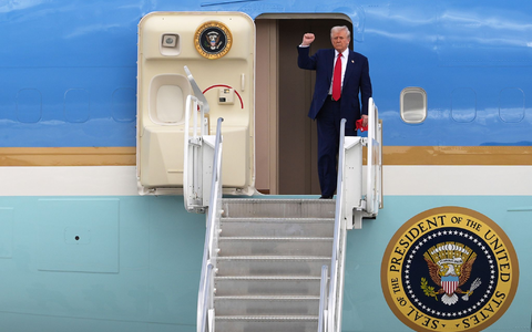 Trump: «Wir haben uns selbst auf den Fahrersitz gesetzt.» - Foto: Rebecca Blackwell/AP/dpa