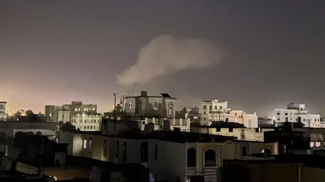Israel greift seit Monaten Ziele im Jemen an als Reaktion auf Angriffe der Huthi. - Bild: STR/AP/dpa