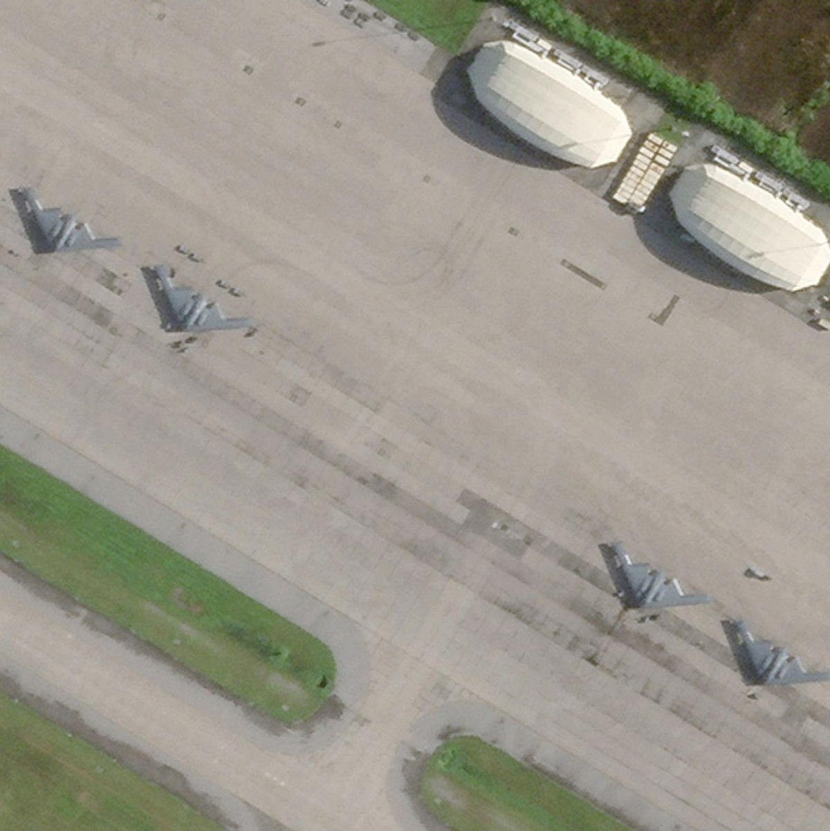 Das Pentagon stockt seine Streitkräfte im Nahen Osten rapide auf. (Archivbild)  - Foto: Planet Labs PBC/Planet Labs PBC/AP/dpa