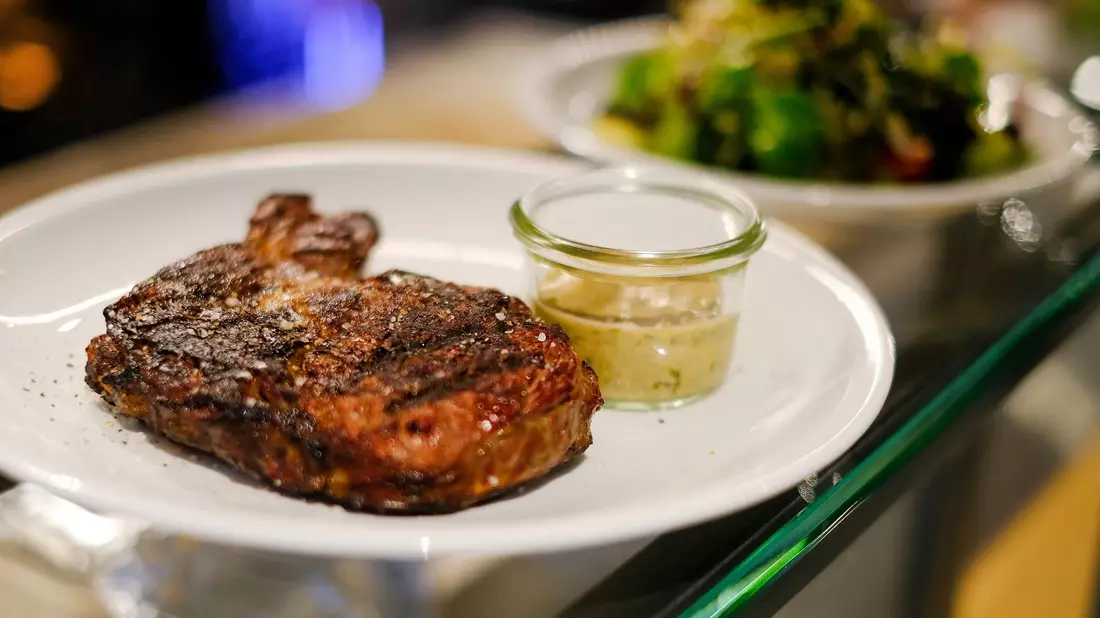 Orthorexie wird fälschlicherweise oft mit Veganismus oder Vegetarismus in Verbindung gebracht. Doch auch Menschen, die nur oder fast nur Fleisch essen, können orthorektisch sein. (Illustration) - Bild: picture alliance / dpa