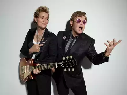 Das neue Album «Who Believes In Angels?» ist eine Rückkehr zum Rock-'n'-Roll-Sound, mit dem Elton John berühmt wurde. - Foto: Peggy Sirota/Universal/dpa