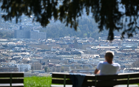Ausflügler können am Freitag noch einmal das frühlingshafte Wetter genießen. - Foto: Bernd Weißbrod/dpa