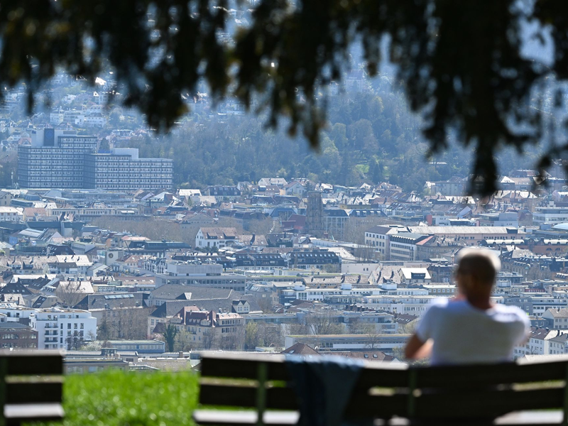 Ausflügler können am Freitag noch einmal das frühlingshafte Wetter genießen. - Foto: Bernd Weißbrod/dpa
