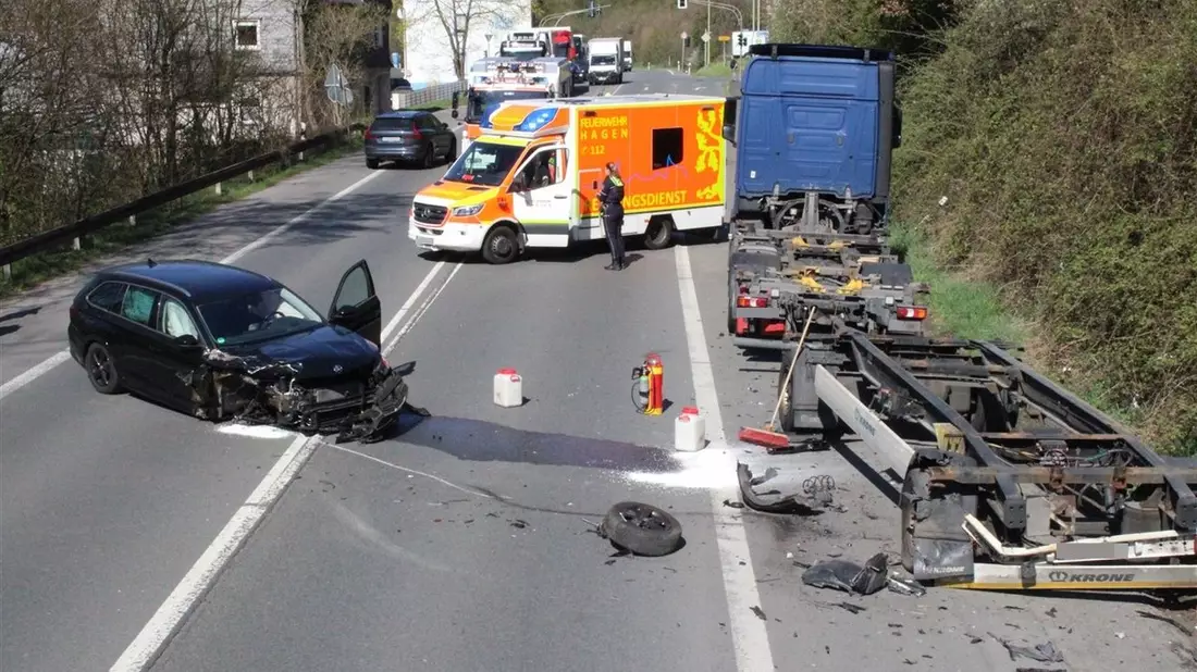 POL-HA: 74-jähriger Autofahrer kollidiert im Lennetal mit geparktem Auflieger und verletzt sich leicht - Bild: presseportal.de