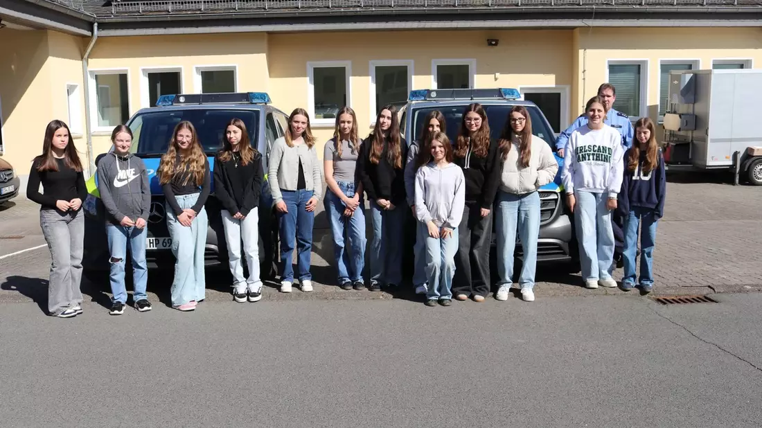 POL-ESW: Girl´s Day bei der Polizeidirektion Werra-Meißner; 13 Schülerinnen gewinnen Einblick in den Alltag der Hessischen Polizei - Bild: presseportal.de