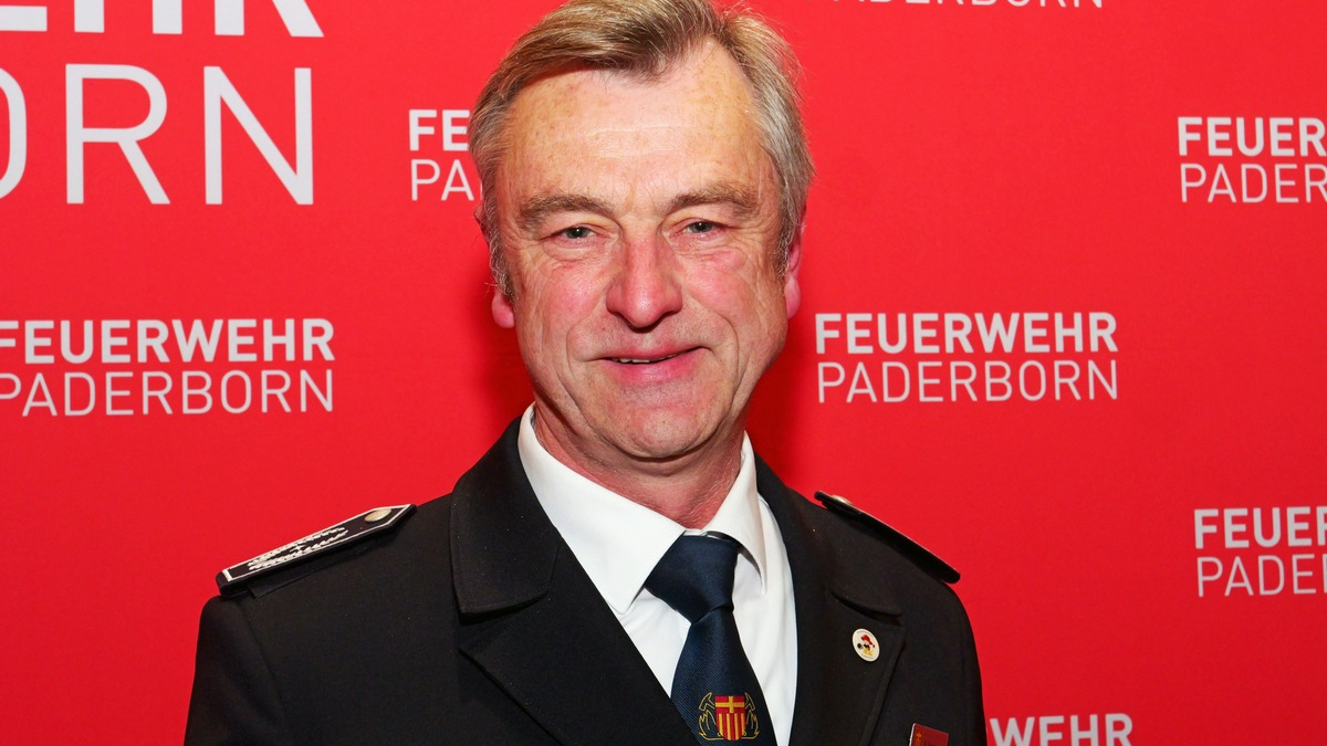 FW Paderborn: Robert Siemensmeyer feiert 60. Geburtstag - Höchstes Engagement für die Menschen in Sande und Paderborn - Foto: presseportal.de