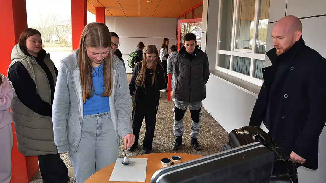 POL-HR: Dialogreihe Cops im Dialog - Polizei und Schule im Austausch an der Carl-Bantzer-Schule - Bild: presseportal.de