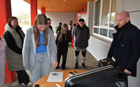 POL-HR: Dialogreihe Cops im Dialog - Polizei und Schule im Austausch an der Carl-Bantzer-Schule - Foto: presseportal.de