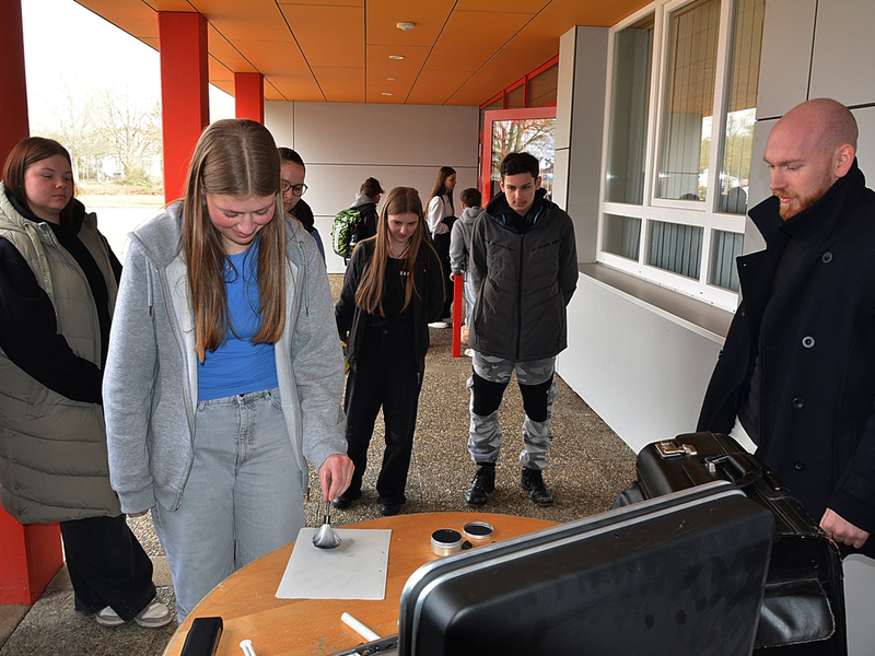 POL-HR: Dialogreihe Cops im Dialog - Polizei und Schule im Austausch an der Carl-Bantzer-Schule - Foto: presseportal.de