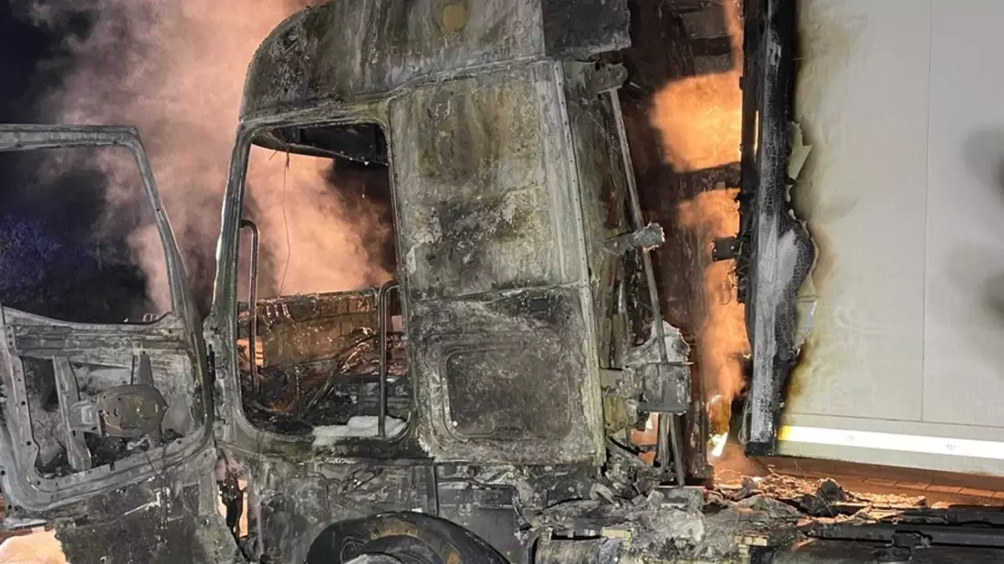 POL-PASTKL: Brennender Lkw auf dem Parkplatz Entenpfuhl - Bild: presseportal.de
