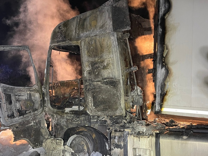 POL-PASTKL: Brennender Lkw auf dem Parkplatz Entenpfuhl - Foto: presseportal.de