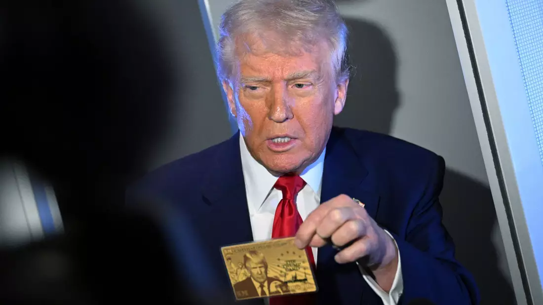 US-Präsident Donald Trump zeigt eine sogenannte Gold Card, auf der er abgebildet ist.  - Bild: Uncredited/AP/dpa