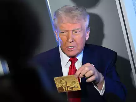 US-Präsident Donald Trump zeigt eine sogenannte Gold Card, auf der er abgebildet ist. - Foto: Uncredited/AP/dpa