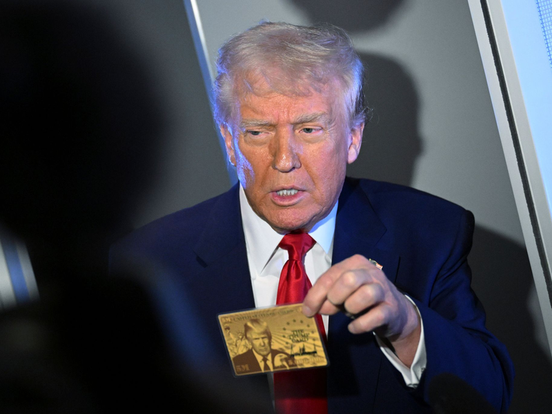 US-Präsident Donald Trump zeigt eine sogenannte Gold Card, auf der er abgebildet ist.  - Foto: Uncredited/AP/dpa