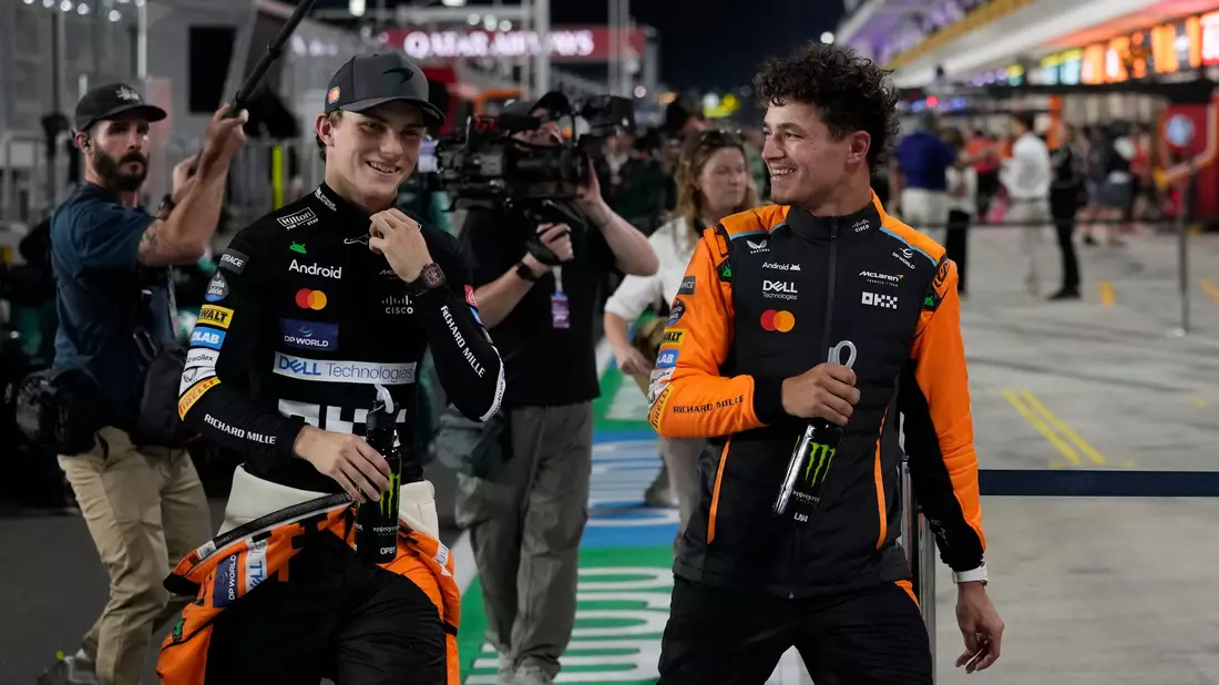 Oscar Piastri (l) und Lando Norris - Bild: Altaf Qadri/AP/dpa