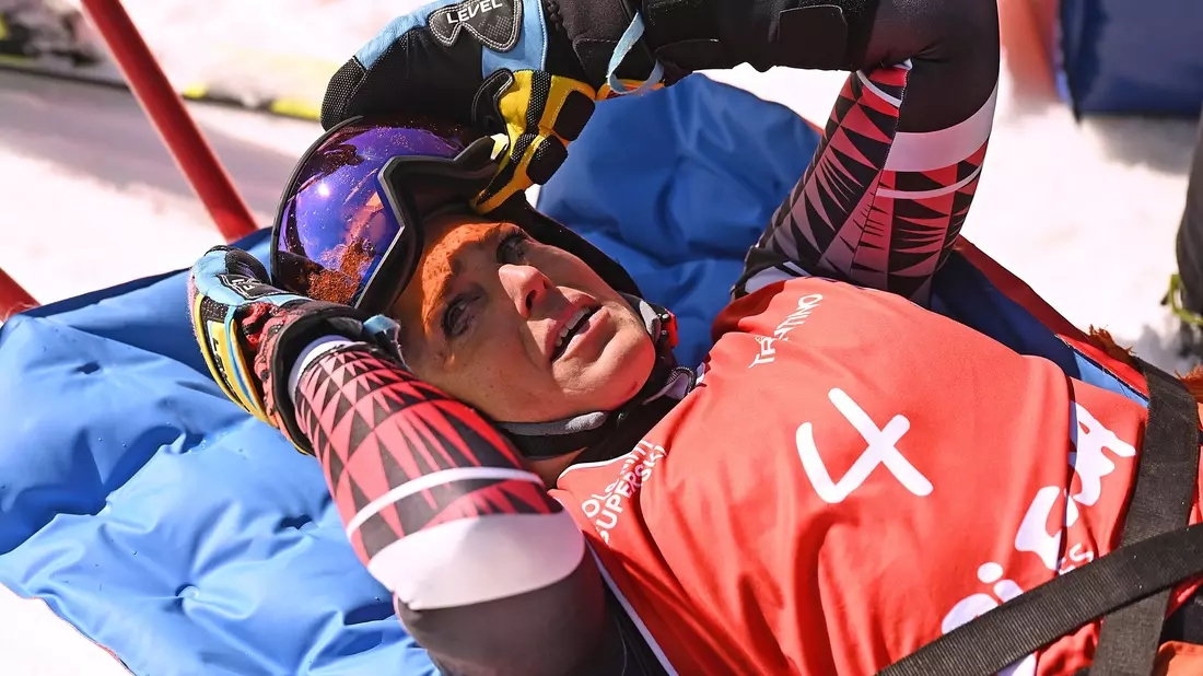 Federica Brignone steht die Verzweiflung nach ihrer schweren Verletzung ins Gesicht geschrieben. - Bild: Elvis Piazzi/AP/dpa
