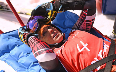 Federica Brignone steht die Verzweiflung nach ihrer schweren Verletzung ins Gesicht geschrieben. - Foto: Elvis Piazzi/AP/dpa Federica Brignone steht die Verzweiflung nach ihrer schweren Verletzung ins Gesicht geschrieben. - Foto: Elvis Piazzi/AP/dpa