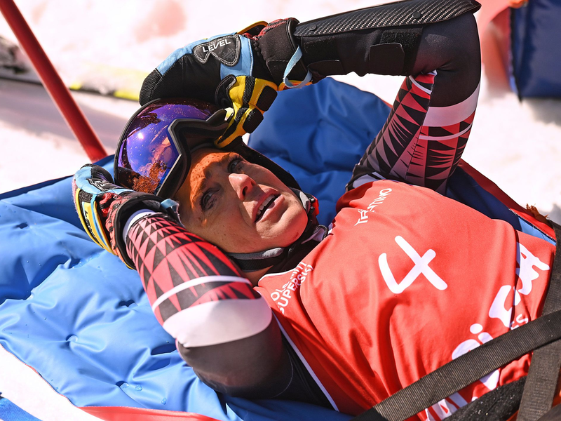 Federica Brignone steht die Verzweiflung nach ihrer schweren Verletzung ins Gesicht geschrieben. - Foto: Elvis Piazzi/AP/dpa