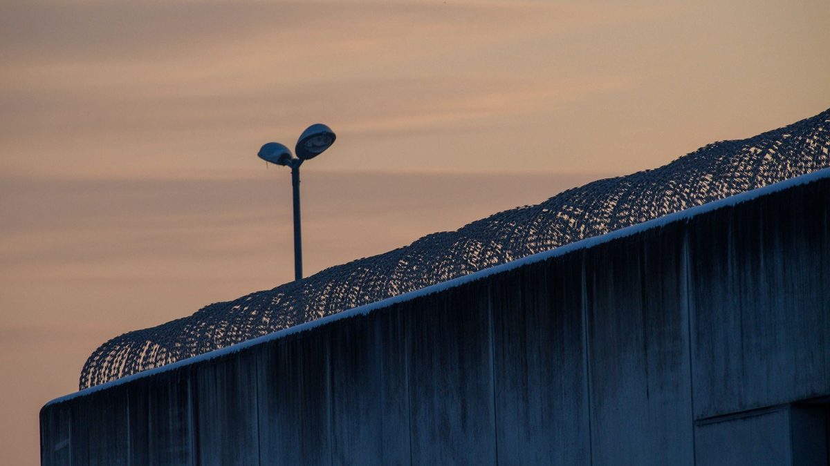 Gegen den Ehemann besteht nach dem Tod seiner Frau in einer Besuchszelle dringender Tatverdacht. (Archivbild) - Foto: Klaus-Dietmar Gabbert/dpa