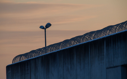 Gegen den Ehemann besteht nach dem Tod seiner Frau in einer Besuchszelle dringender Tatverdacht. (Archivbild) - Foto: Klaus-Dietmar Gabbert/dpa