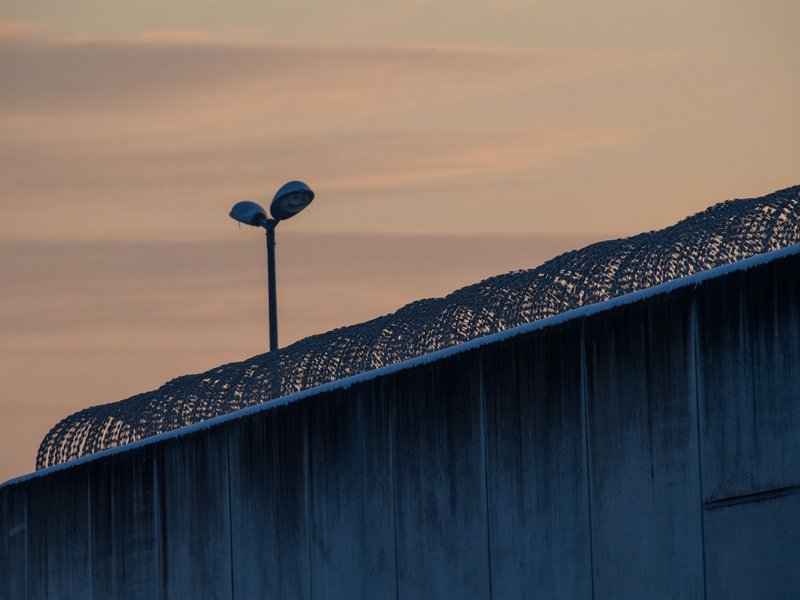 Gegen den Ehemann besteht nach dem Tod seiner Frau in einer Besuchszelle dringender Tatverdacht. (Archivbild) - Foto: Klaus-Dietmar Gabbert/dpa