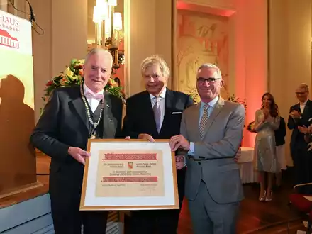 Karlheinz Kögel als Ehrenbürger der Stadt Baden-Baden ausgezeichnet / Verdienstvoller Unternehmer und Kulturförderer erhält höchste Auszeichnung der Kurstadt - Foto: presseportal.de