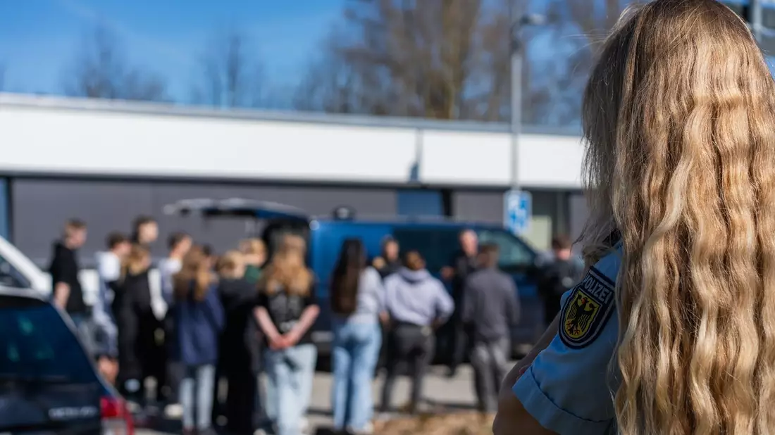 BPOL-HRO: Girls' Day bei der Bundespolizeiinspektion Rostock - Einblick in einen spannenden Beruf - Bild: presseportal.de