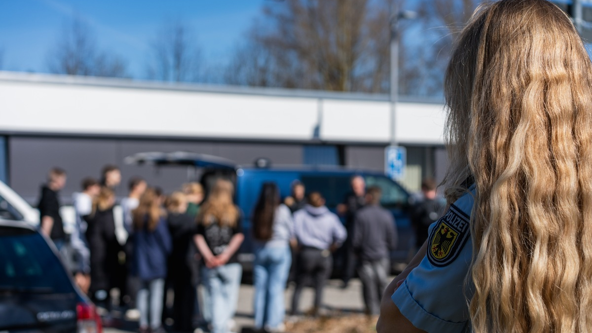 BPOL-HRO: Girls' Day bei der Bundespolizeiinspektion Rostock - Einblick in einen spannenden Beruf - Foto: presseportal.de