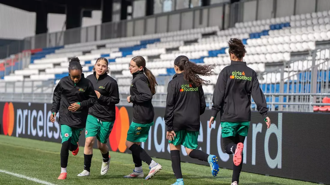Girls4Football: Startschuss für die Initiative von Mastercard und der UEFA-Stiftung für Kinder / Autorin von Kick it like Beckham mit neuem Buch - Bild: presseportal.de