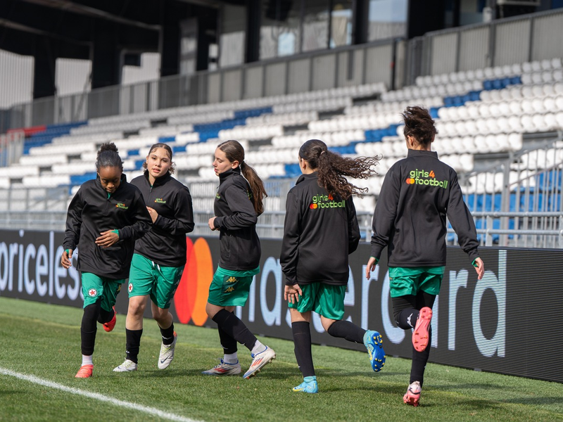 Girls4Football: Startschuss für die Initiative von Mastercard und der UEFA-Stiftung für Kinder / Autorin von Kick it like Beckham mit neuem Buch - Foto: presseportal.de