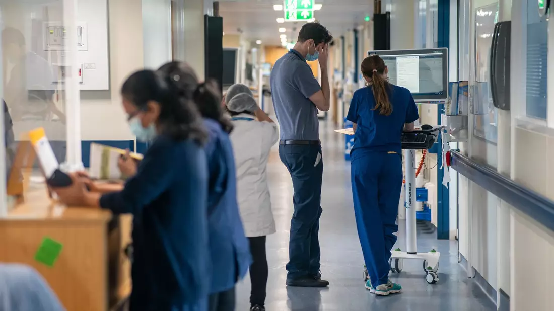 Viele Beschäftigte berichten von miserablen Zuständen in den Krankenhäusern. (Archivbild) - Bild: Jeff Moore/PA Wire/dpa