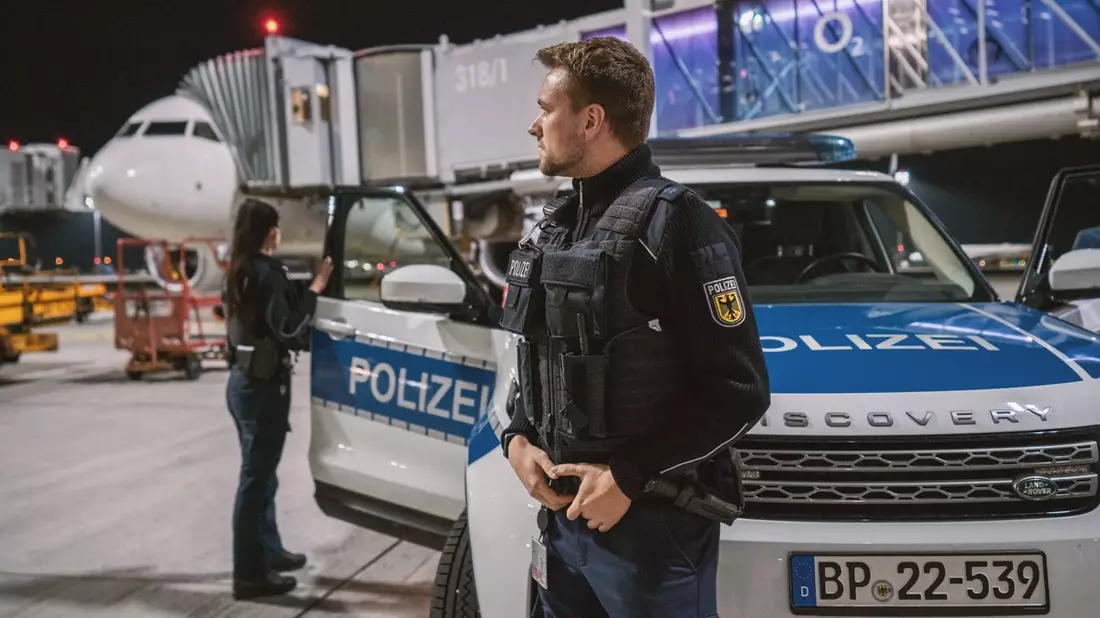 Bundespolizeidirektion München: Unruly Passenger auf Flug BT927 - Bundespolizei am Flughafen München schreitet ein - Bild: presseportal.de