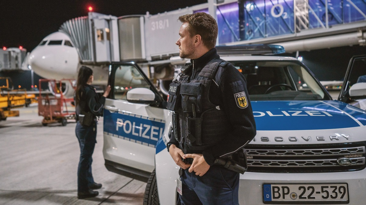 Bundespolizeidirektion München: Unruly Passenger auf Flug BT927 - Bundespolizei am Flughafen München schreitet ein - Foto: presseportal.de