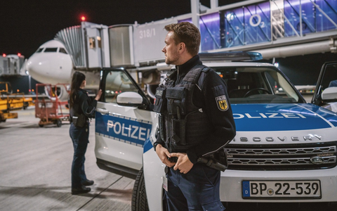 Bundespolizeidirektion München: Unruly Passenger auf Flug BT927 - Bundespolizei am Flughafen München schreitet ein - Foto: presseportal.de Bundespolizeidirektion München: Unruly Passenger auf Flug BT927 - Bundespolizei am Flughafen München schreitet ein - Foto: presseportal.de
