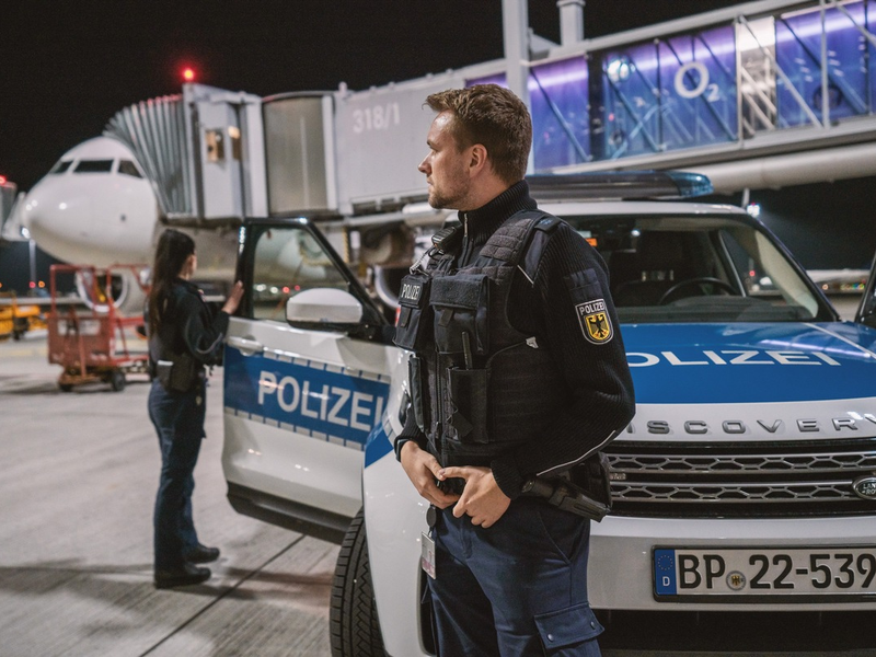 Bundespolizeidirektion München: Unruly Passenger auf Flug BT927 - Bundespolizei am Flughafen München schreitet ein - Foto: presseportal.de
