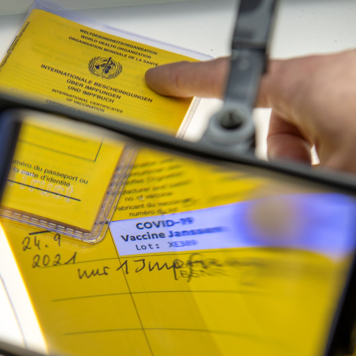 Bei den Ermittlungen gegen einen Arzt wegen manipulierter Corona-Impfungen wurden von der Kripo auch sichergestellte Impfpässe untersucht. Nun ist der gesuchte Mediziner nach jahrelanger Flucht in Südamerika gefasst worden. (Archivfoto) - Foto: Stefan Puchner/dpa