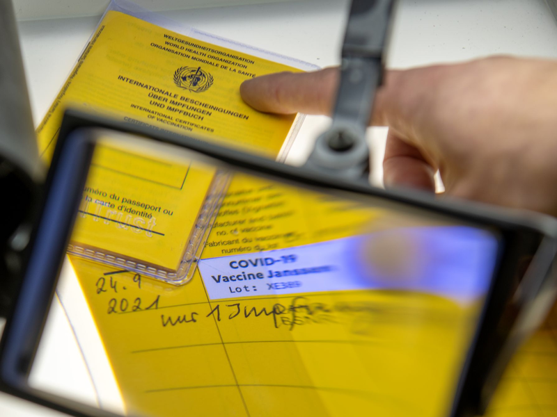 Bei den Ermittlungen gegen einen Arzt wegen manipulierter Corona-Impfungen wurden von der Kripo auch sichergestellte Impfpässe untersucht. Nun ist der gesuchte Mediziner nach jahrelanger Flucht in Südamerika gefasst worden. (Archivfoto) - Foto: Stefan Puchner/dpa