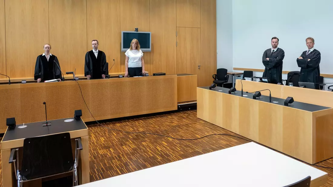 Zu Beginn eines Prozesses wegen manipulierter Corona-Impfungen vor dem Landgericht Augsburg blieb der Stuhl des Angeklagten im Juni 2023 leer. Der beschuldigte Arzt war geflohen. Nun wurde der 75-Jährige in Südamerika gefasst. (Archivbild) - Bild: Stefan Puchner/dpa