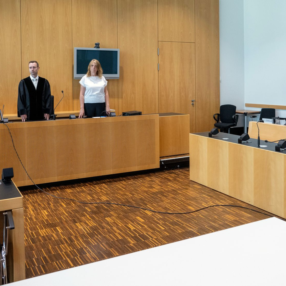 Zu Beginn eines Prozesses wegen manipulierter Corona-Impfungen vor dem Landgericht Augsburg blieb der Stuhl des Angeklagten im Juni 2023 leer. Der beschuldigte Arzt war geflohen. Nun wurde der 75-Jährige in Südamerika gefasst. (Archivbild) - Foto: Stefan Puchner/dpa